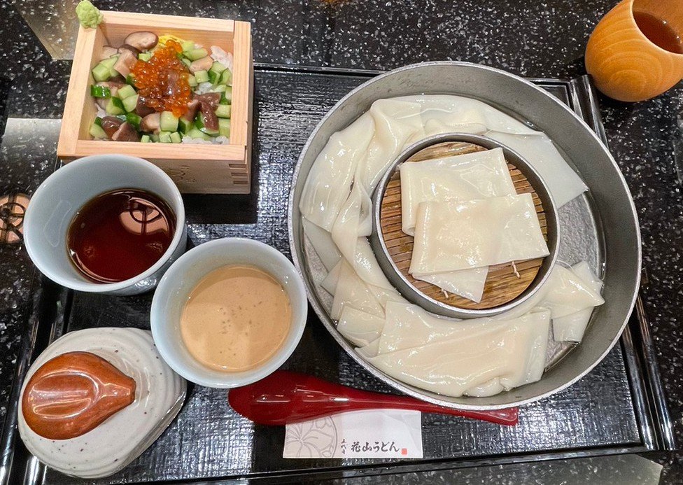 群馬県の有名うどん店「花山うどん」の羽田限定メニュー「花山御前」の上州椎茸の枡寿司セット。麺は5センチの幅広麺「鬼ひも川」（冷）。