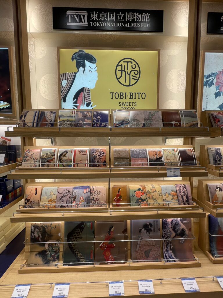 「羽田エアポートガーデン」のショッピングエリアの1つ「TOBI・BITO・SWEETS 」の商品。富士山が書かれた有名な日本画のポストカードやクリアファイルなどが販売されている。