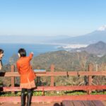 静岡県伊豆の国市の「伊豆パノラマパーク」の展望デッキからの眺め。女性二人組が富士山を指差しながら景観を見ている。