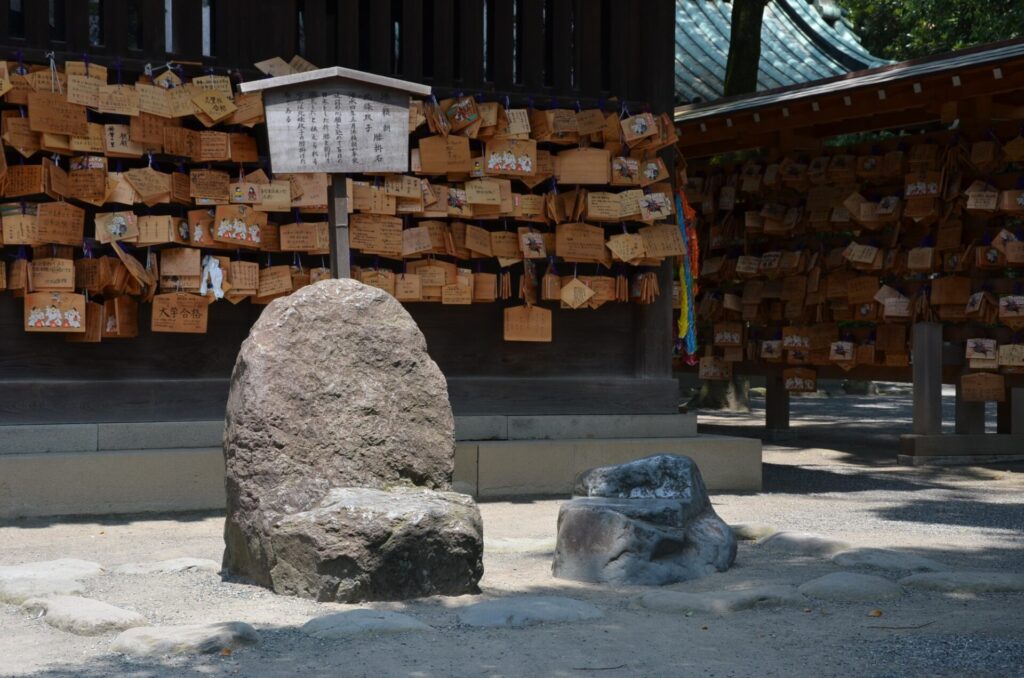 静岡県三島市の「三嶋大社」にある源頼朝や北条政子が座ったとされる「腰掛け石」。