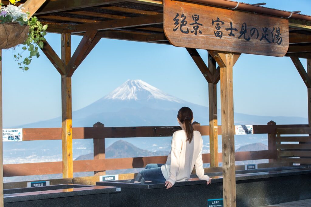 静岡県伊豆の国市にある「伊豆パノラマパーク」の足湯。富士山が見える。