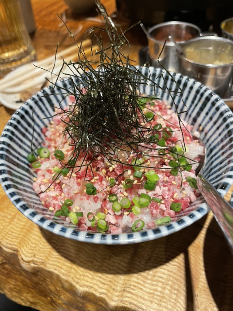 『ジンギスカンまるたけ』の牛トロご飯。たっぷりのネギと牛トロが美味しそう。