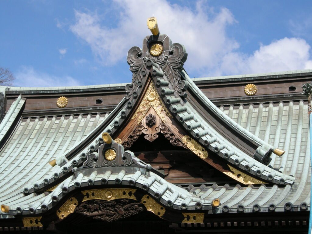 静岡県三島市の「三嶋大社」の重要文化財の社殿の屋根の部分を拡大した写真。金の装飾が施されています。