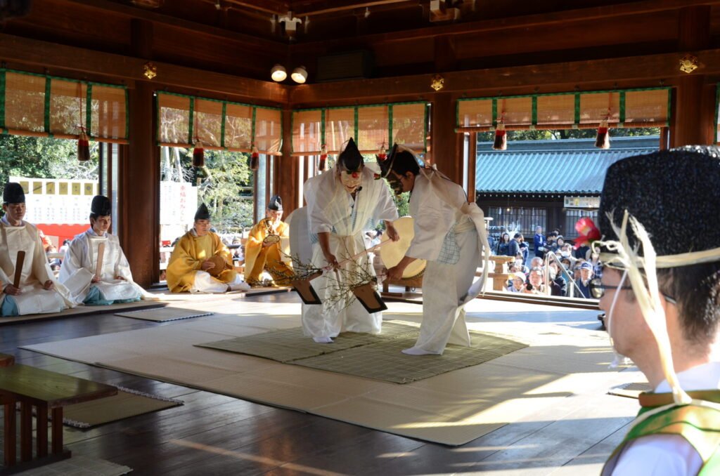 静岡県三島市の「三嶋大社」で毎年1月7日に行われる田祭「お田打ち神事」の様子。