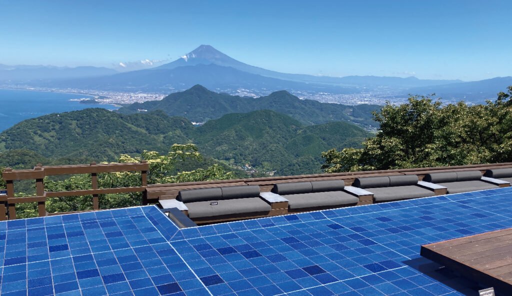 静岡県伊豆の国市にある「伊豆パノラマパーク」の富士山を一望する展望広場「碧テラス」からの眺め。