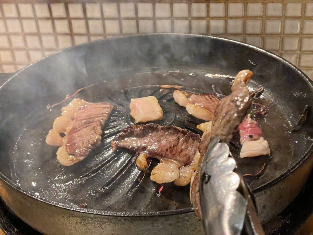 『ジンギスカンまるたけ』で肉を焼いている様子。