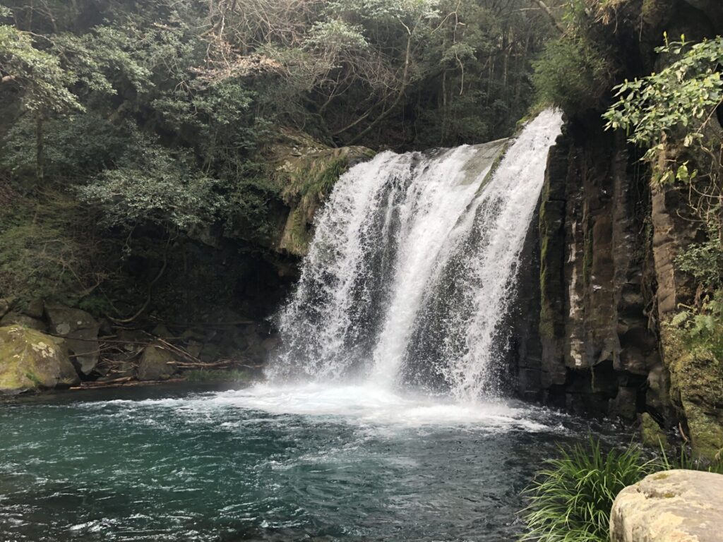 小さくとも勢いよく水が流れるかに滝の様子。
