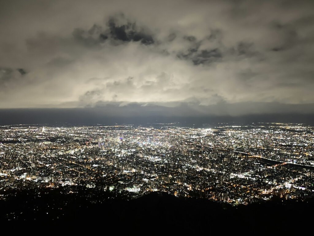 藻岩展望台から見る街の景色。煌びやかな明かりが宝石のよう。