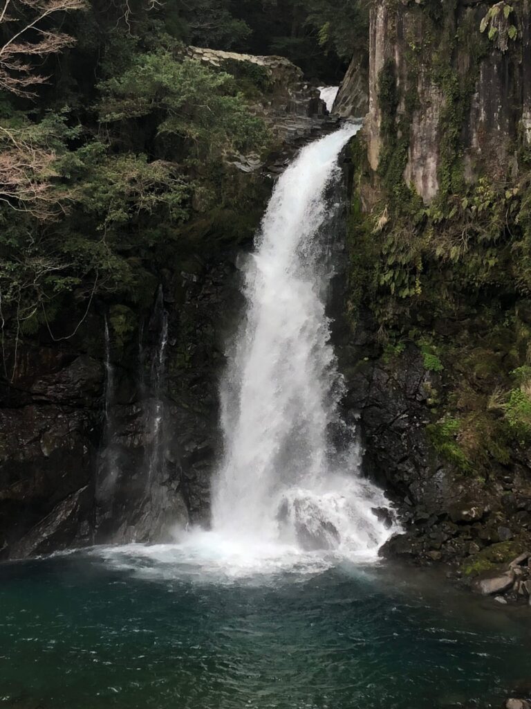 大滝。勢いよく水が流れ落ちる。