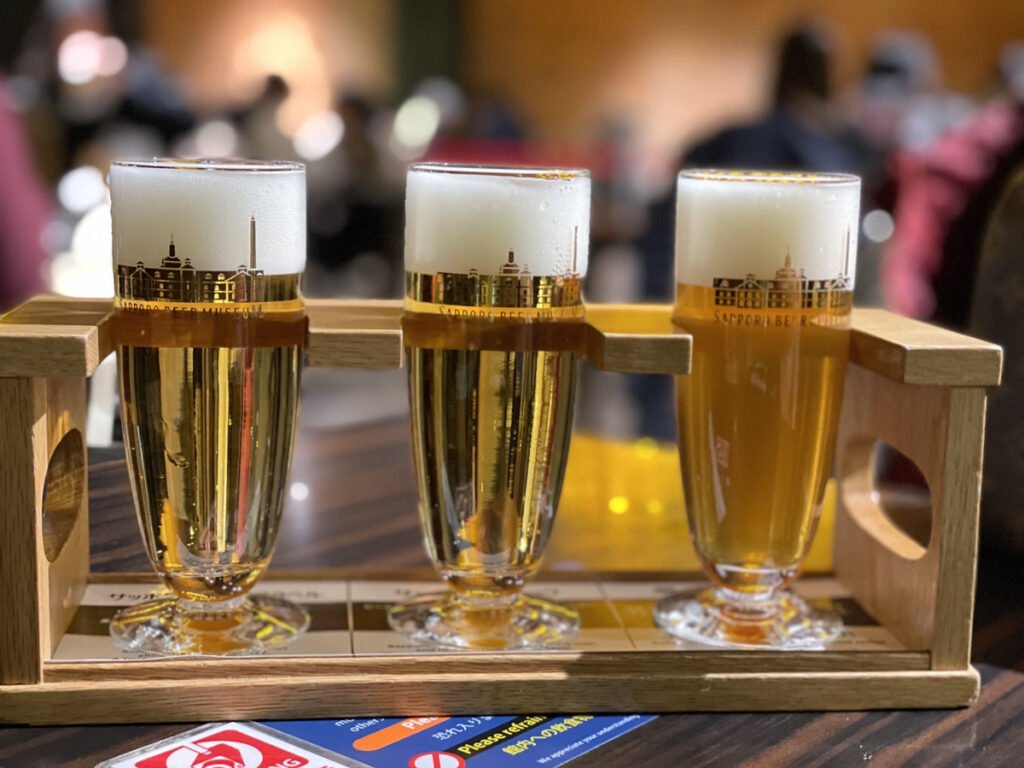 ビール3種飲み比べセット。泡いっぱいの美味しそうなビールが三種類並んでいる。