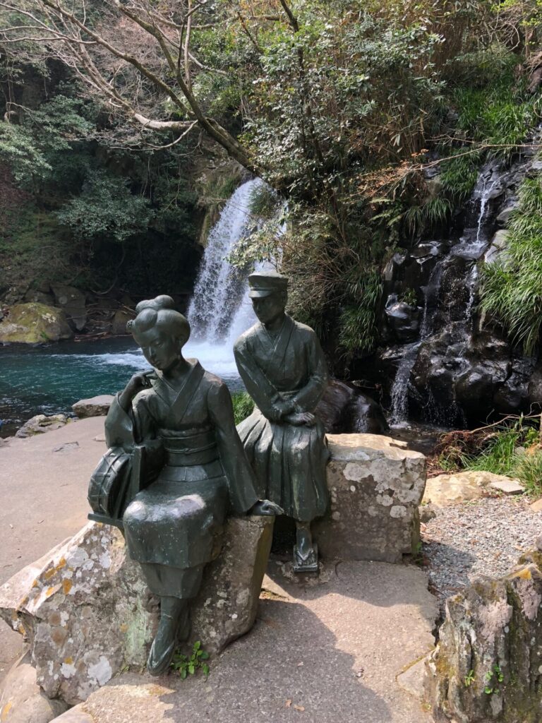 初景滝の手前には「伊豆の踊り子」の主人公たちをモチーフにした像がある。