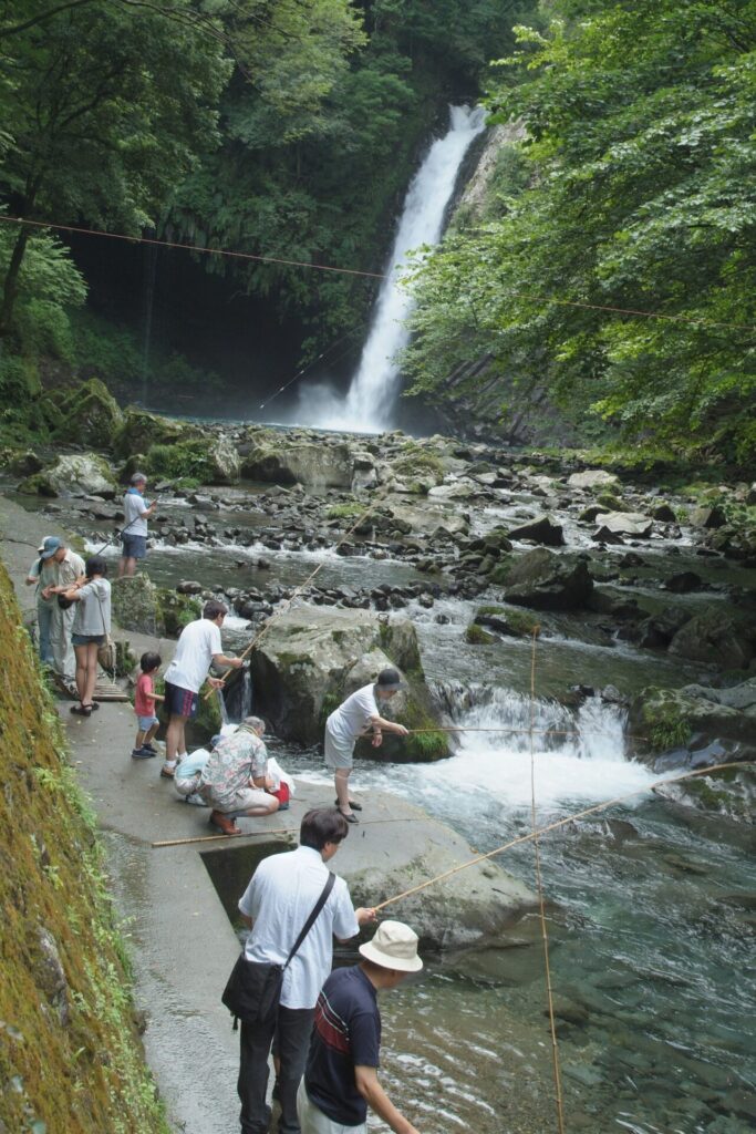 静岡県伊豆市「浄蓮の滝」の下流にある「天城国際鱒釣場」。マスなどの渓流釣りを楽しむ人々。