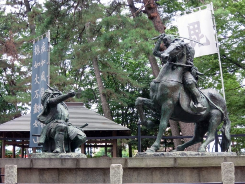 川中島の戦いで一騎打ちをしたといわれる上杉謙信と武田信玄の銅像
