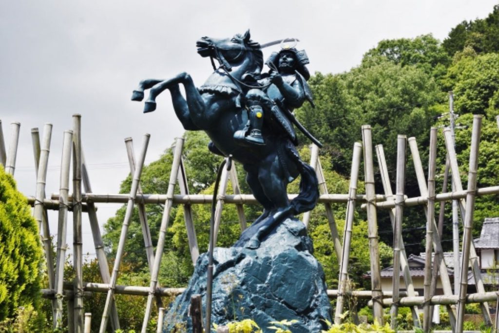 明智光秀の丹波攻略の拠点であった現在の京都府亀山市にある明智光秀の銅像。