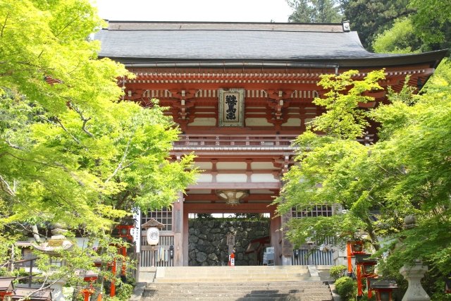 義経は幼いころに鞍馬寺に預けられ、さまざまな伝説が残されています