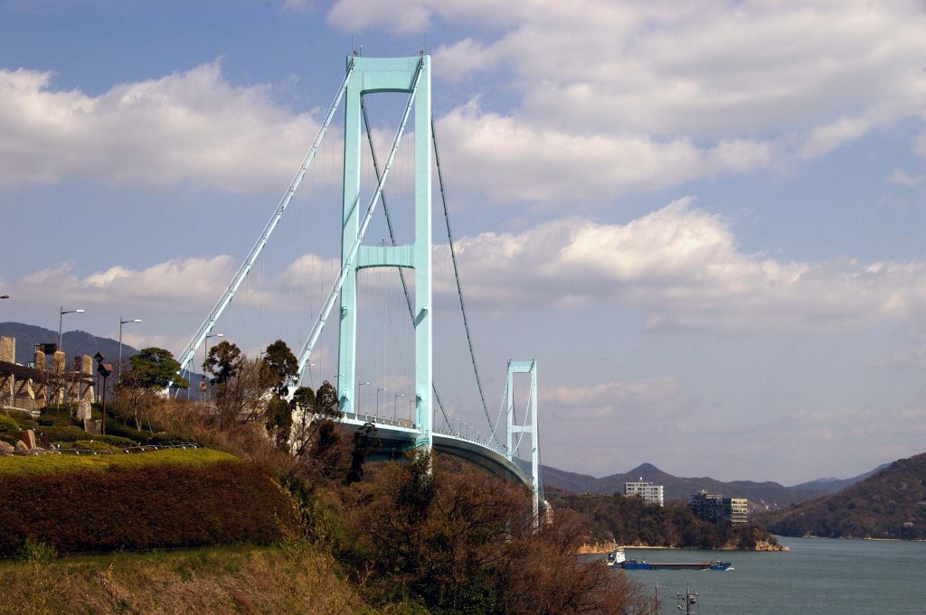 広島市内と蒲刈島を結ぶ安芸灘大橋の写真。