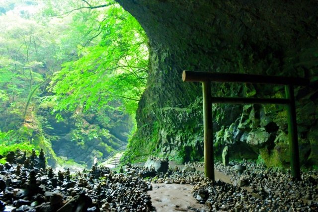 自然の緑が豊富で奥に進むにつれて暗くなっている天岩戸神社、西本宮の鳥居と洞窟の様子。