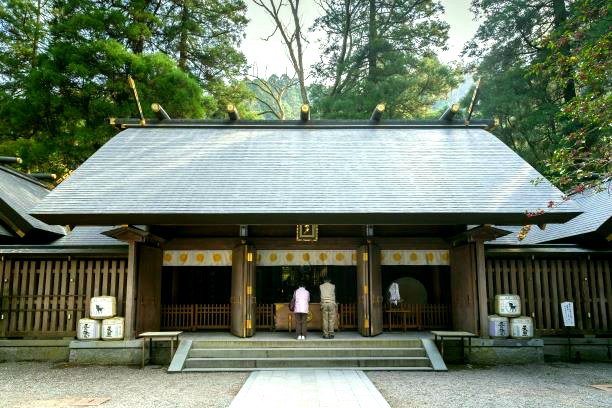 天岩戸神社の東本宮で夫婦が参拝をしている。