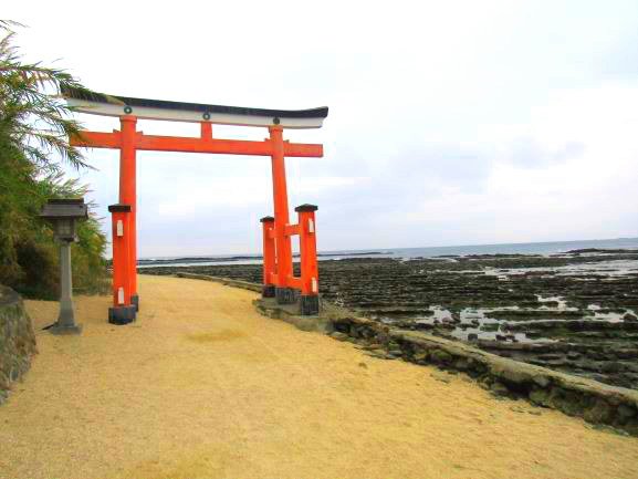 海のそばに建っている青島神社の紅い鳥居
