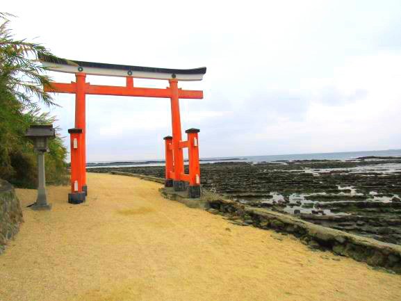 海のそばに建っている青島神社の紅い鳥居の様子。
