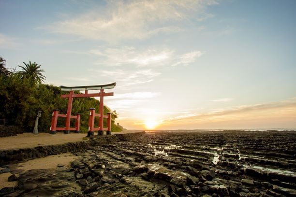 赤い鳥居の青島神社周辺には岩場や海などの自然が広がっている