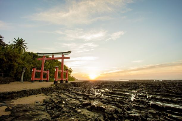 赤い鳥居の青島神社周辺には岩場や海などの自然が広がっている。