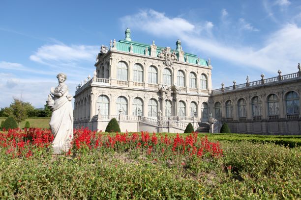 ツヴィンガー宮殿を再現してつくられた有田ポーセリンパーク。
手前にはヴィーナスの像が花に囲まれて立っている。