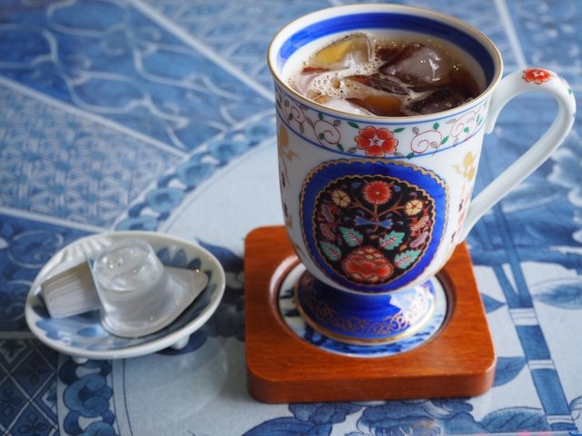 有田焼のコーヒーカップ高級感溢れる模様が赤・青・黄・緑など様々な色を使用して描かれている。