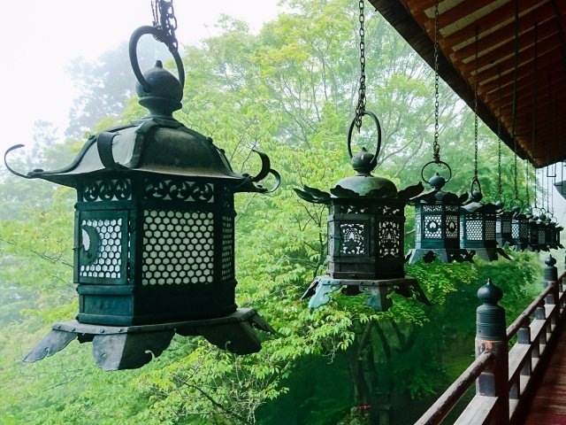 灯竜が神社の屋根から一列にぶら下がっている