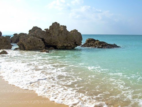 コバルトブルーの海と水色の空と白い砂浜が美しく輝いている様子。