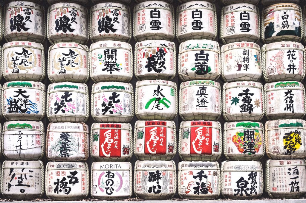 日本酒の樽が壁一面に並んでいる