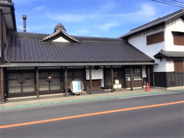 お店の目の前は道路になっていて、木造でできている