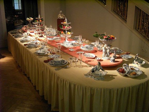 マイセンのテーブルには数々の食器や果物がきれいに並べられている様子。