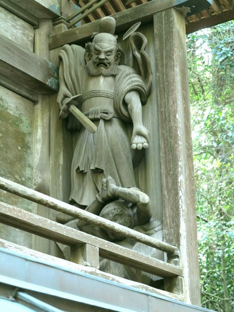 鬼八を退治している様子のミケヌノミコトの木彫りの像
