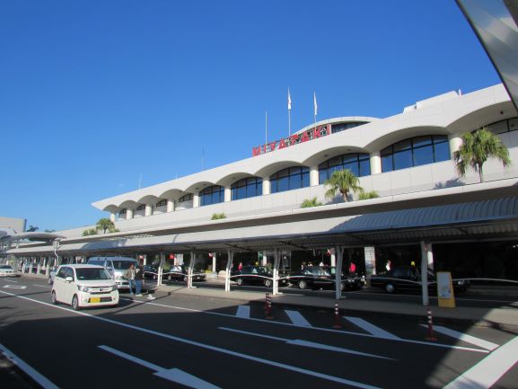 雲一つない青空が広がっている宮崎空港の様子。