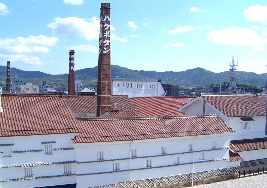 東広島市西条の酒蔵と煉瓦の煙突がいくつも建っている