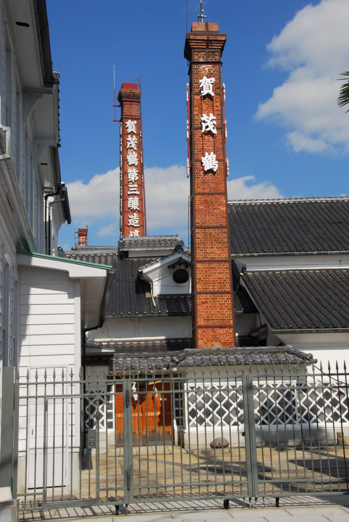 東広島市西条の賀茂鶴の酒蔵と煉瓦の煙突を近くで見た写真