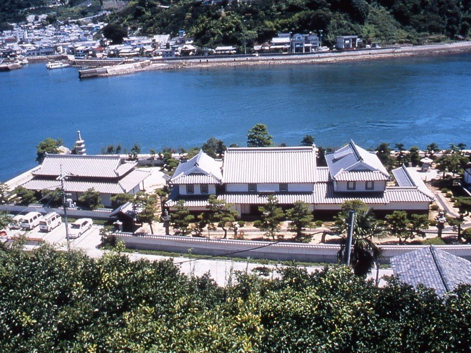 広島県下蒲刈の博物館「松濤園」のすぐそばには青い海が広がっている。