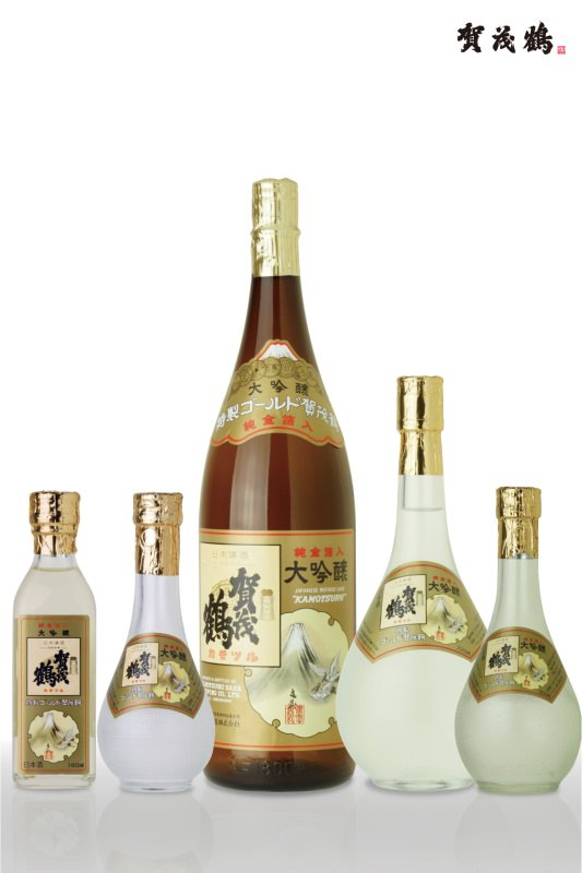 賀茂鶴酒造株式会社のロングセラー商品「特製ゴールド賀茂鶴」商品一覧。様々な瓶が並んでいる。