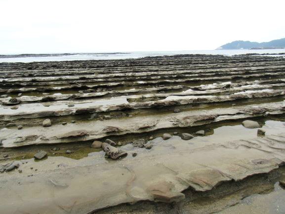 何枚にも重なった水成岩は階段のよう。