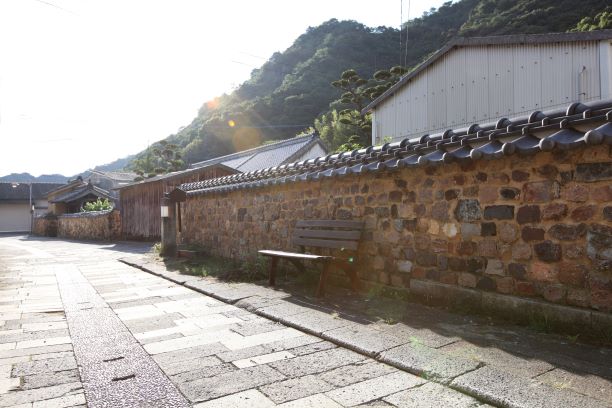 トンバイの塀が並ぶ裏通りの様子。