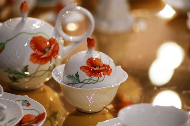 オレンジの花が描かれた同じデザインの食器が置いてある。