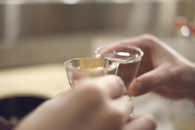 日本酒で乾杯している様子