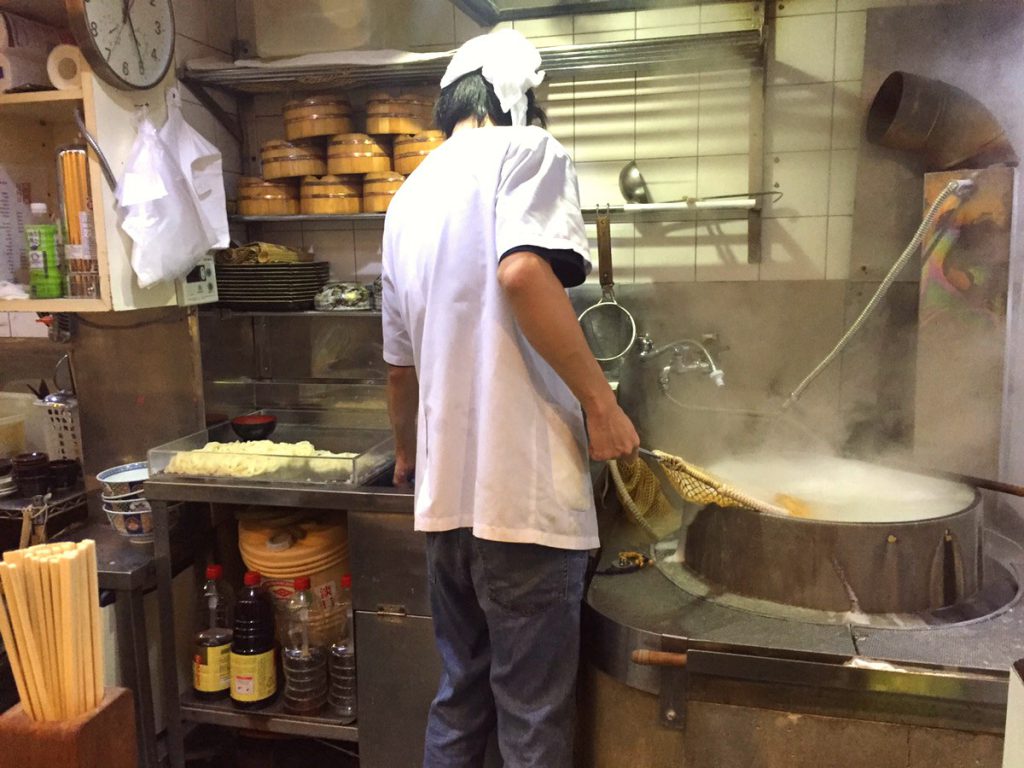 鶴丸の大きなお鍋でうどんを茹でているスタッフの様子
