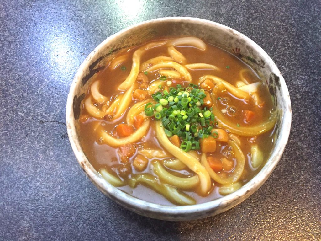 鶴丸のカレーうどんはニンジンが入っていてこってりと濃厚な見た目
