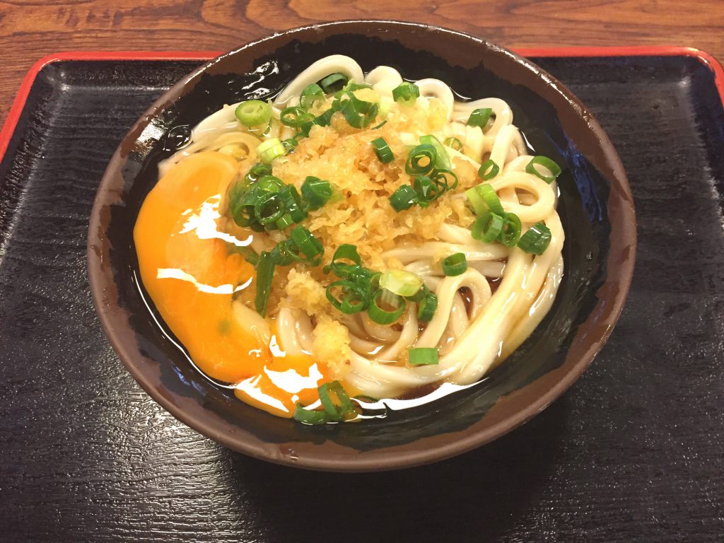 うどんバカ一代の窯玉うどんの卵が割れてトロ～っとしている