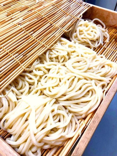 ざるの中に入ったうどんが並んでいる