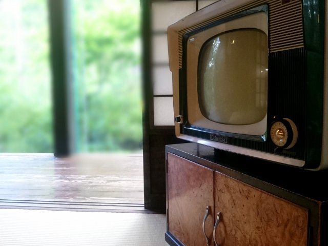 和室にある白黒テレビの様子。