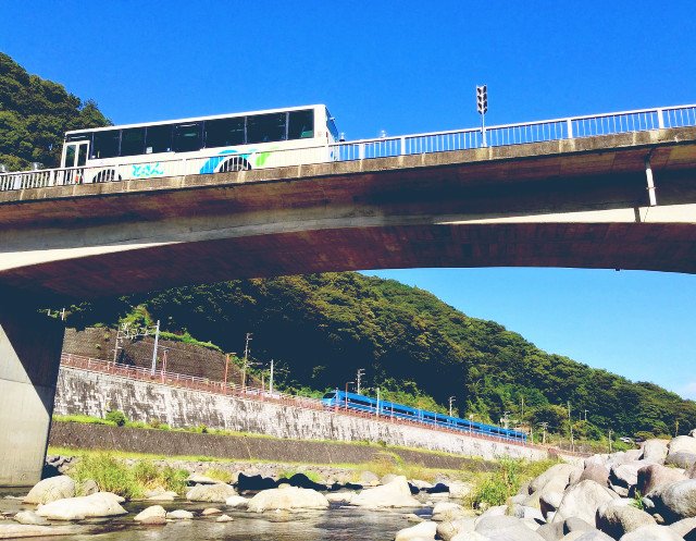 箱根湯本の橋を通るバスの様子。