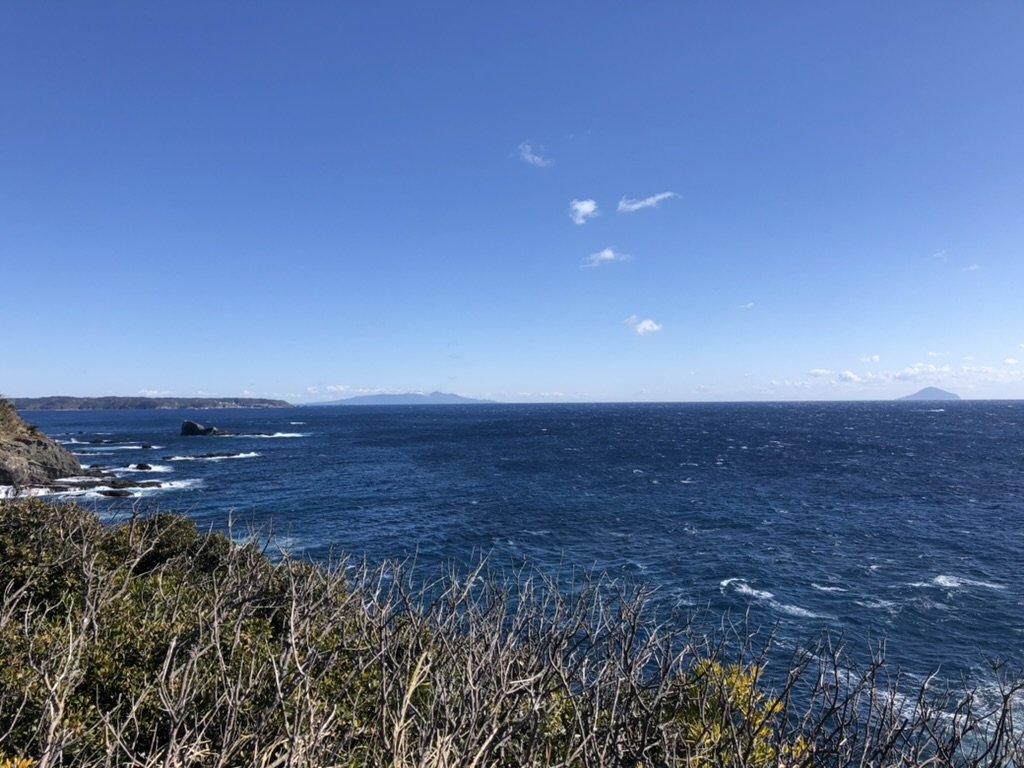 タライ岬から太平洋側を見た様子。空よりも青い海が広がる。